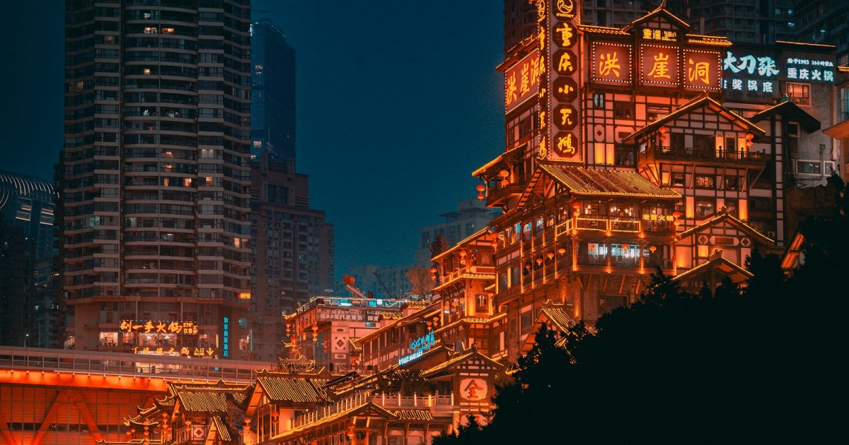 南滨路夜景漫步：看两江交汇与城市天际线